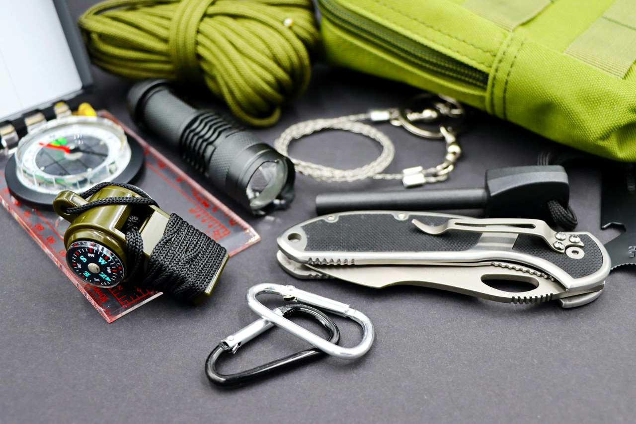 5 things you should always keep in your camping emergency kit