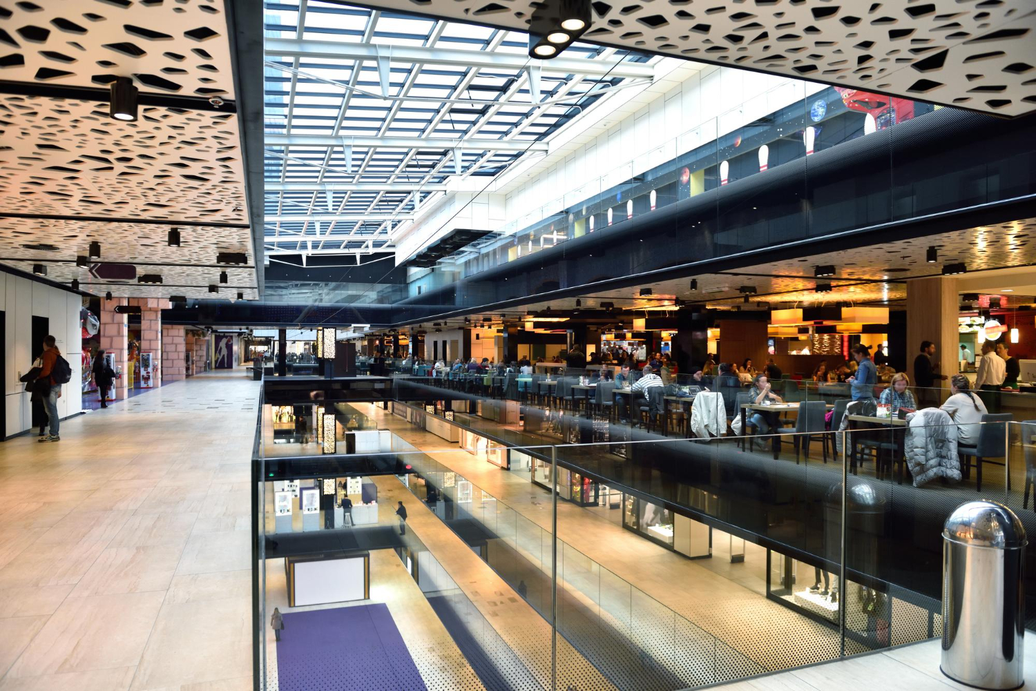 airport food court