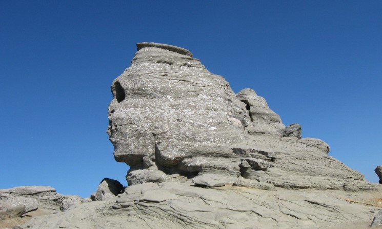 The Romanian rock formation that locals visit on November 28 each year for the “energy pyramid” — and the actual geology behind it