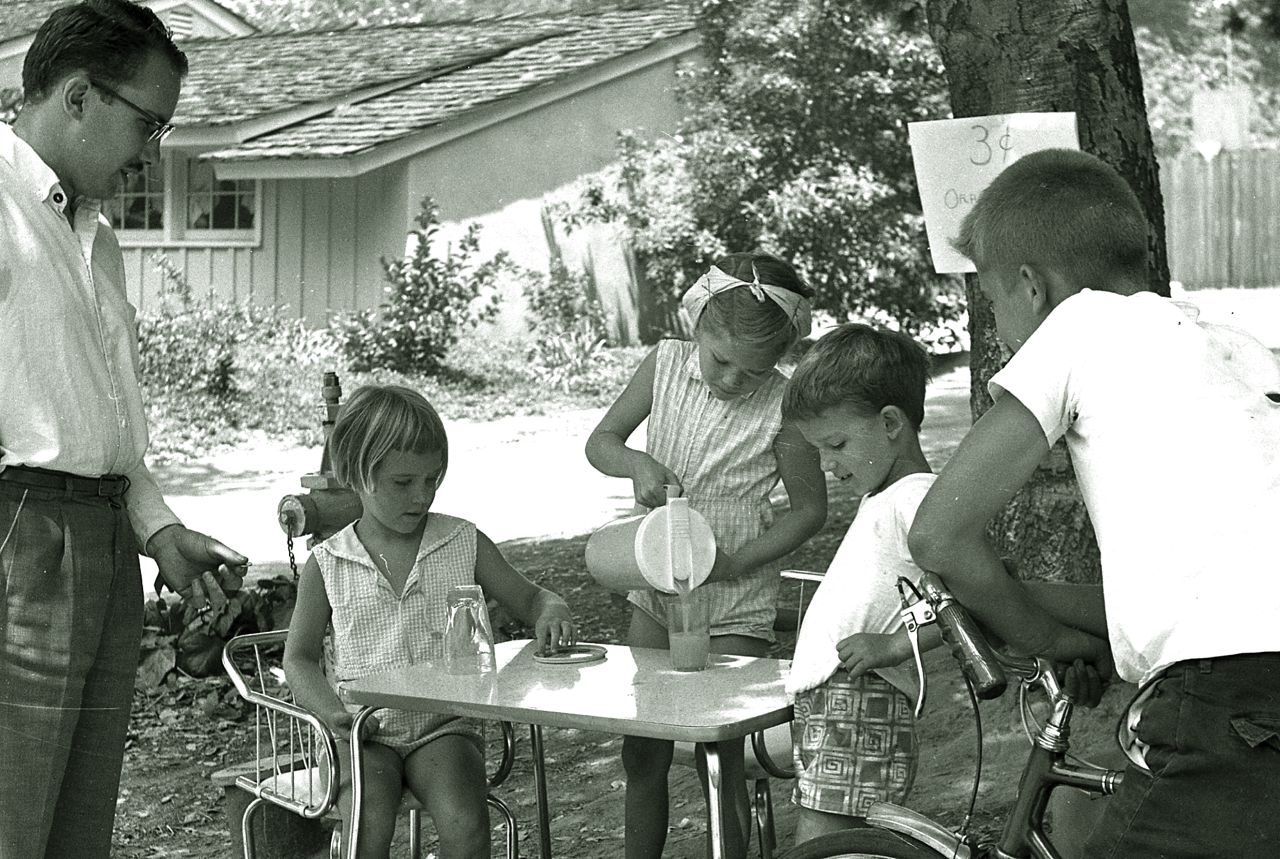 7 Ways American Kids Earned Their Own Money in the 1970s — and Why It’s Disappeared