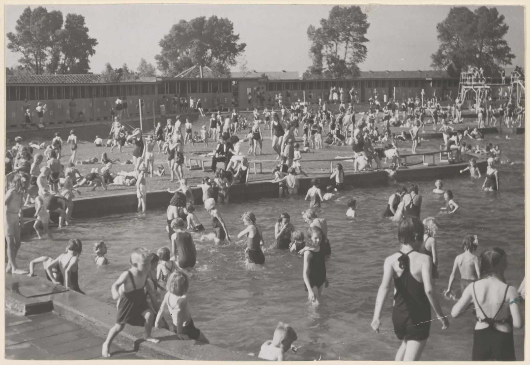 12 Things Every American Kid Did at the Public Pool in the Summer