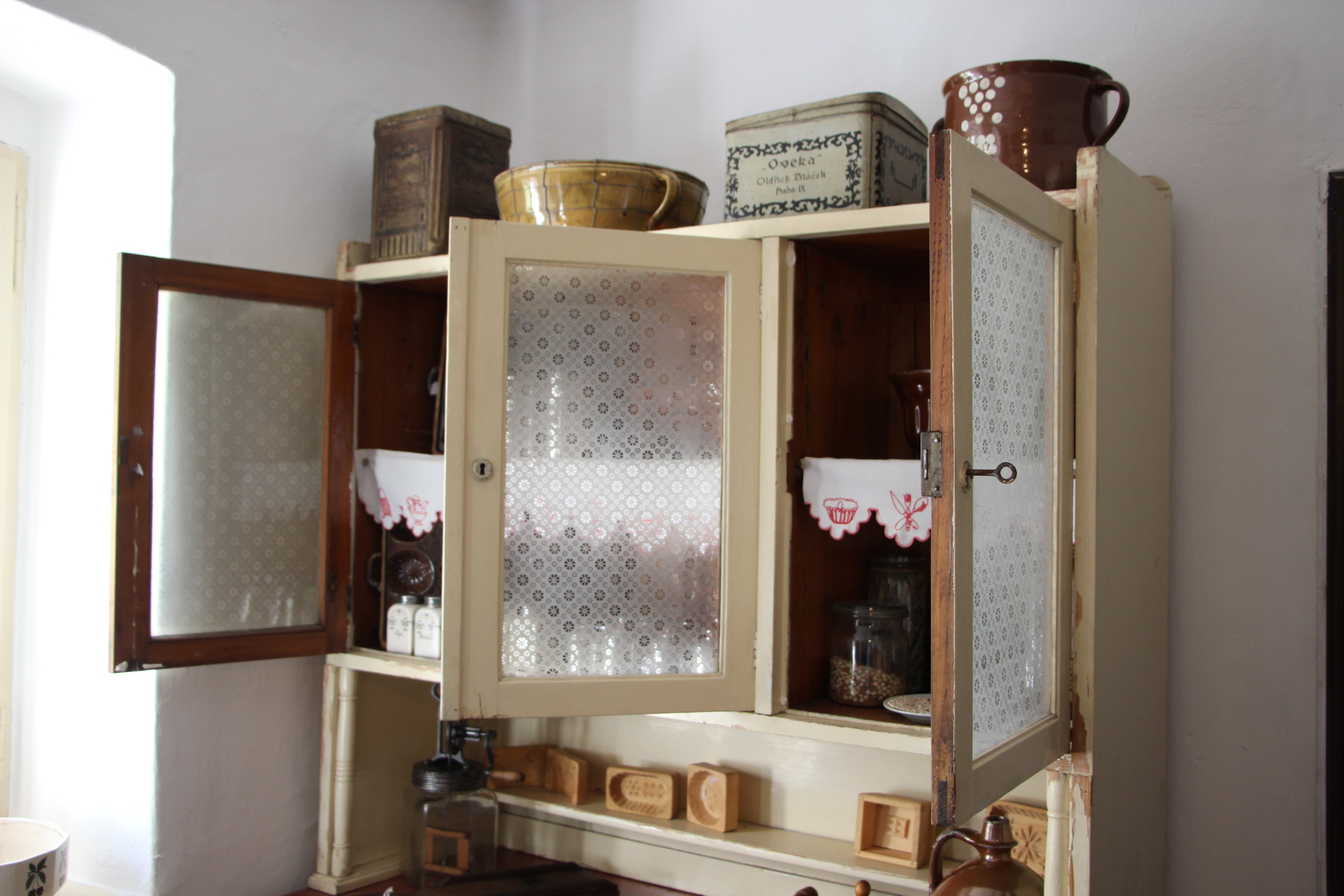 13 Things in Every American Medicine Cabinet in 1975 — and Why 6 of Them Vanished for Good