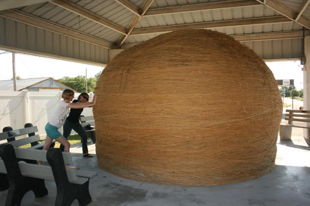 10 Giant “World’s Largest” Roadside Attractions Worth Pulling Over For