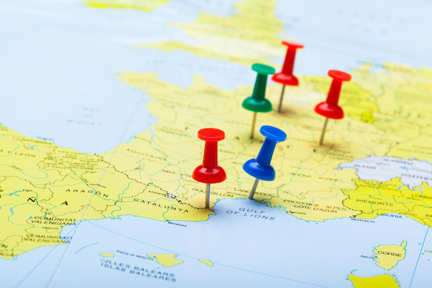 15 Places Where the Border Does Something Truly Absurd