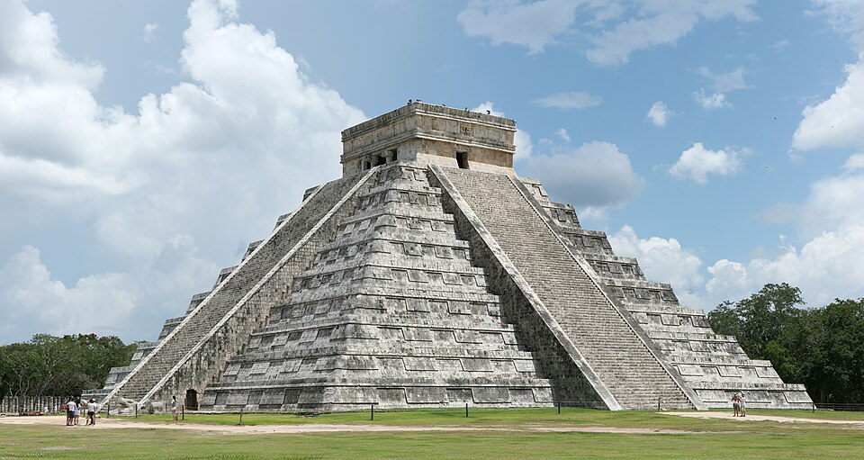 El Castillo Chichen Itza pyramid