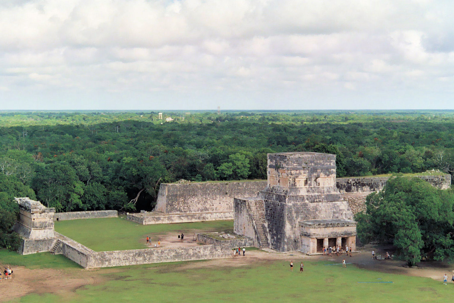 El Castillo Chichen Itza pyramid