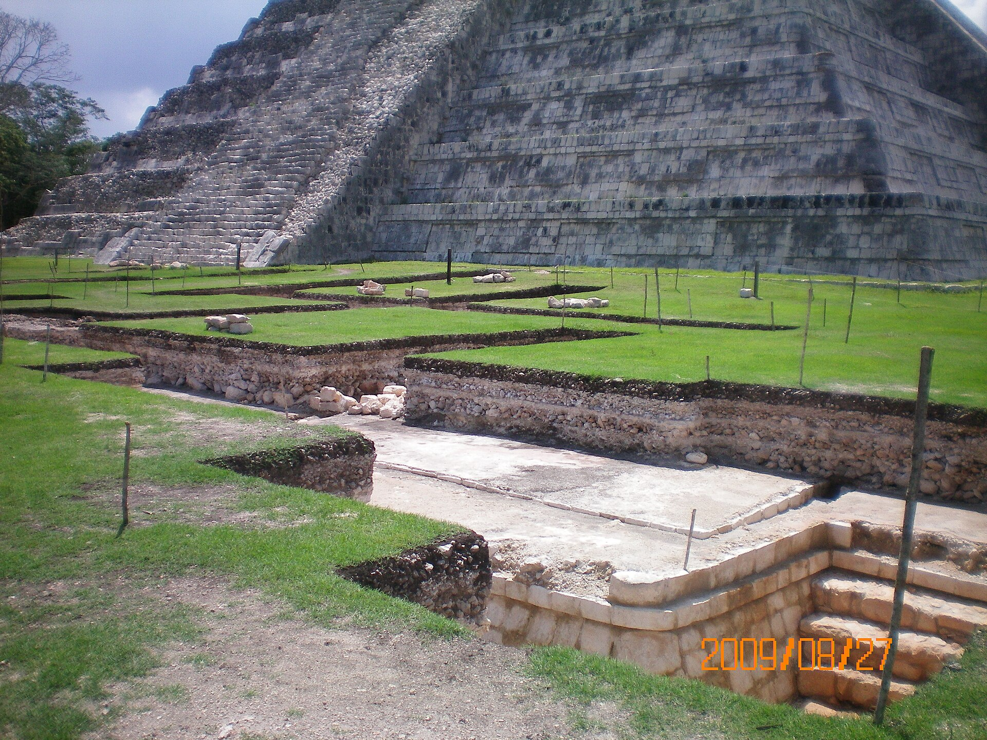 El Castillo Chichen Itza pyramid