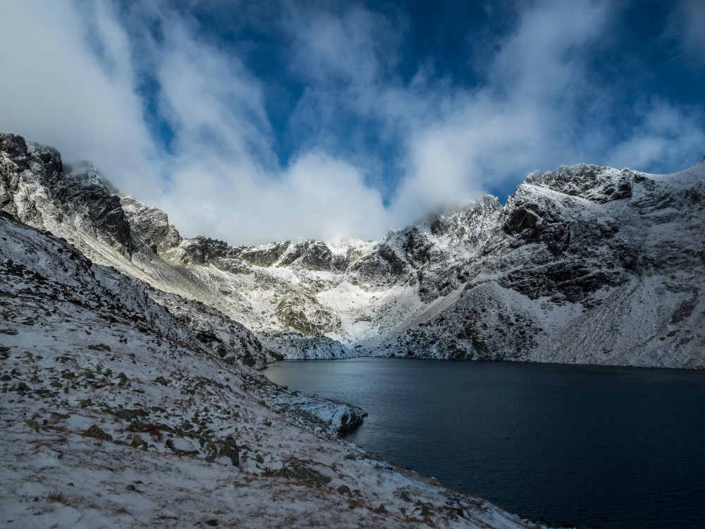 glacial valley mountains