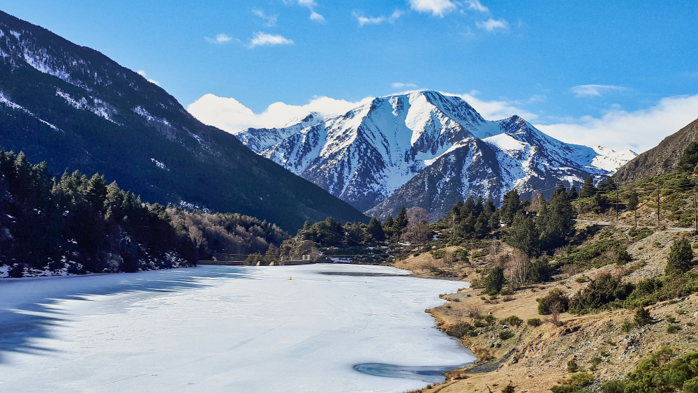 glacial valley mountains