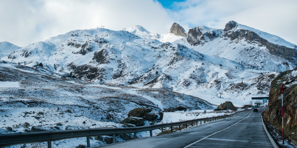 glacial valley mountains