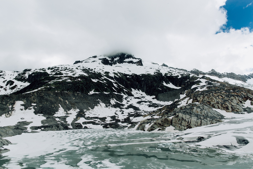 glacial valley mountains