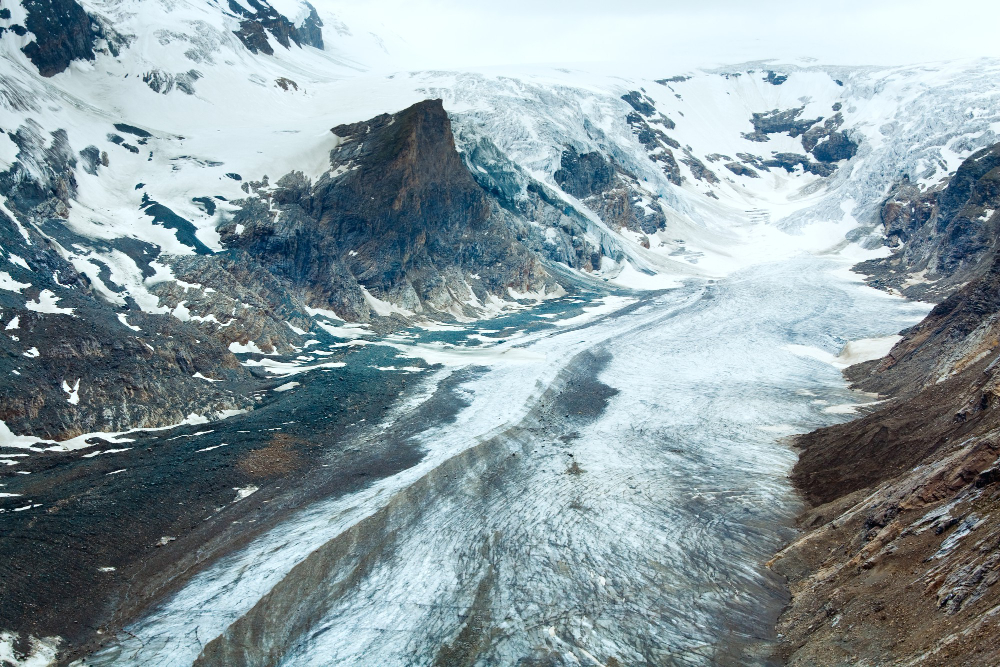 glacial valley mountains