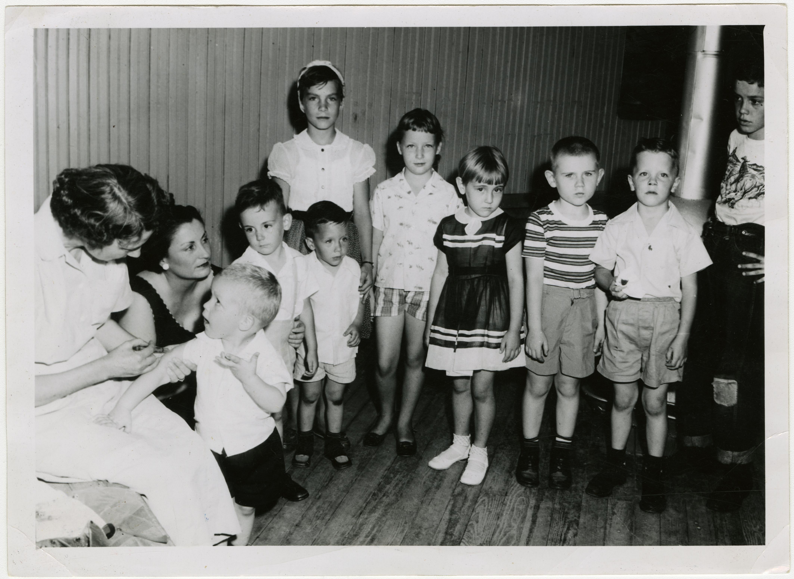 17 Things Every American Mom Did in the 1960s That Would Bring a Knock at the Door Today – and Almost All of Them Were the Official Advice
