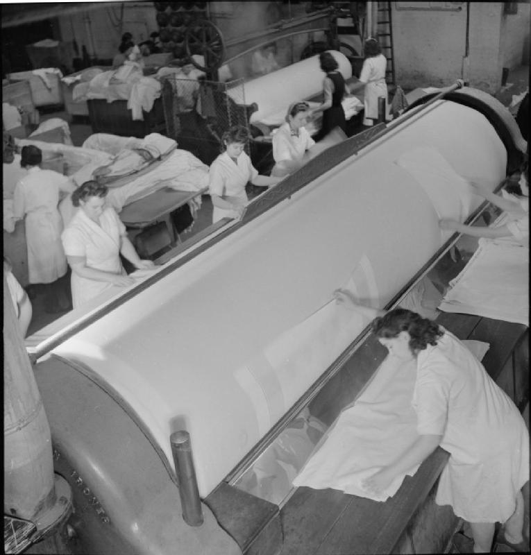 14 Things That Were Normal in a Commercial Laundry in 1960 Before Washing Machines Ended the Trade