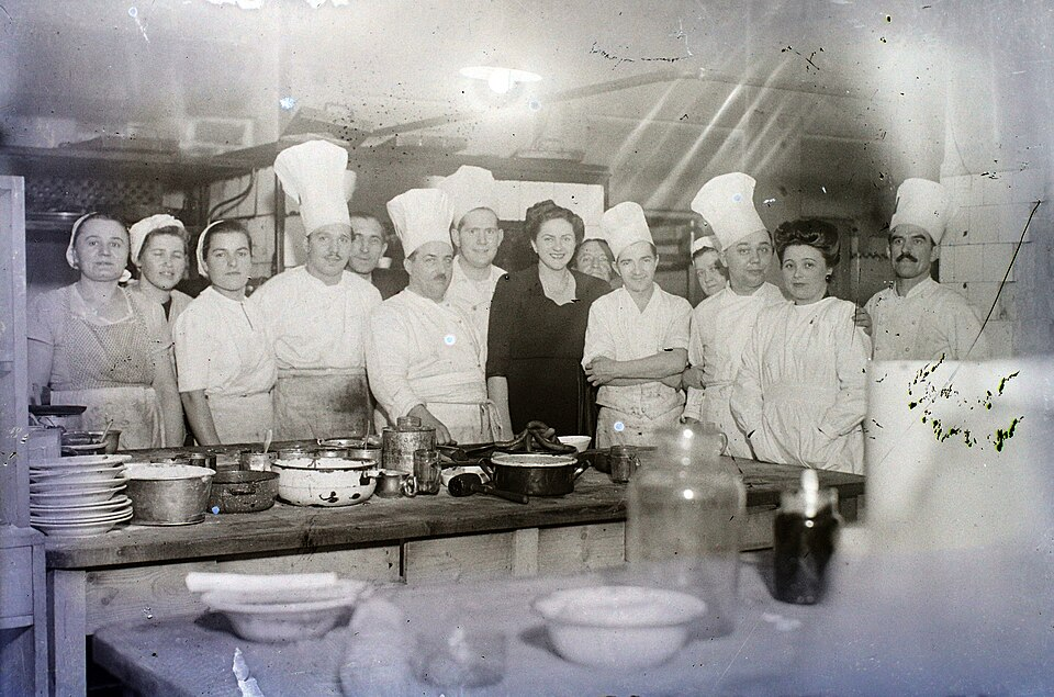 15 Things That Were Normal in a Hotel Kitchen in 1960 That No Professional Kitchen Would Defend Today